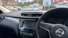 Nissan Qashqai 1.3 DiG-T N-Connecta 5dr [Glass Roof Pack] Petrol Hatchback